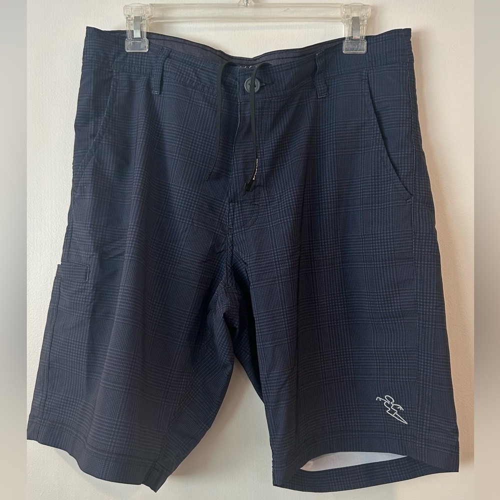 Da Hui men’s shorts. Size 32. Blue plaid.